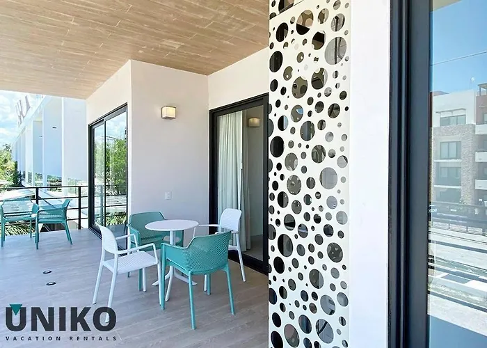 1 Block To The 2br 6pax Rooftop Pool King Bed