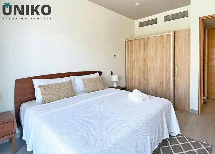 1 Block To The 2br 6pax Rooftop Pool King Bed