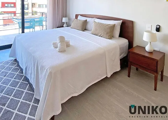 1 Block To The 2br 6pax Rooftop Pool King Bed